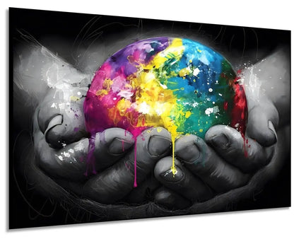 Sphère multicolore avec éclats de jaune, bleu et rose, tenue par des mains en noir et blanc, contraste vibrant et dynamique.