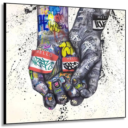 Deux mains entrelacées couvertes de graffitis multicolores, ambiance urbaine et dynamique pour salon moderne ou bureau créati