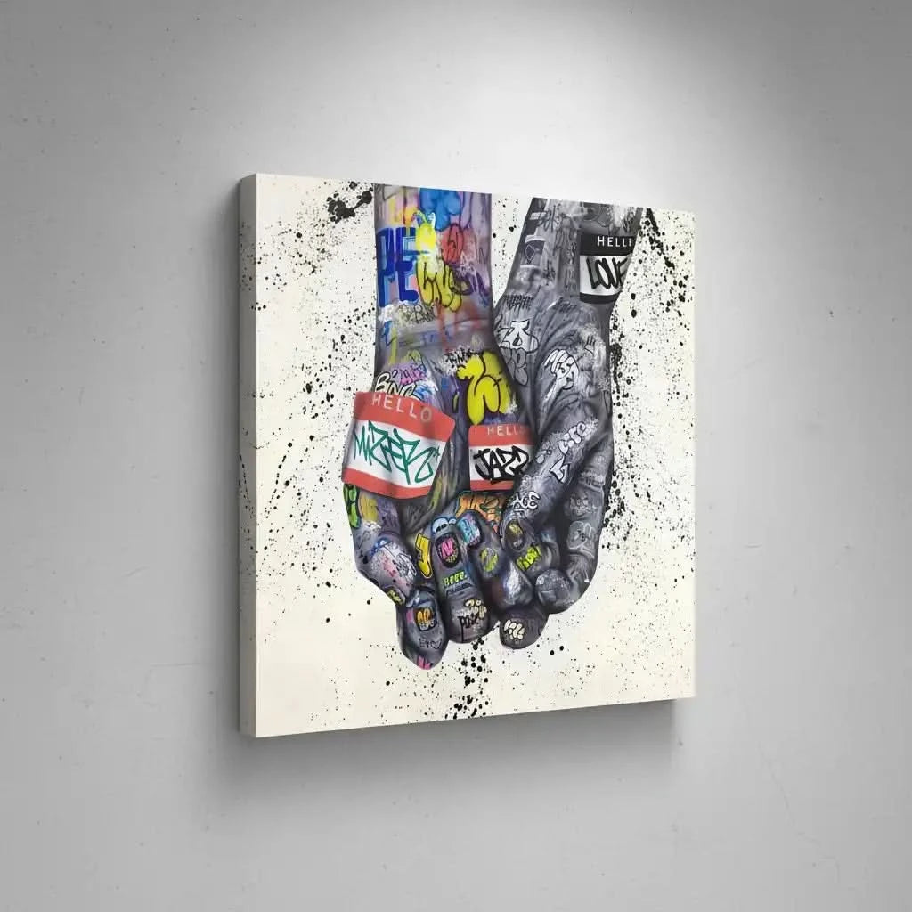 Deux mains entrelacées couvertes de graffitis multicolores, ambiance urbaine et dynamique pour salon moderne ou bureau créati