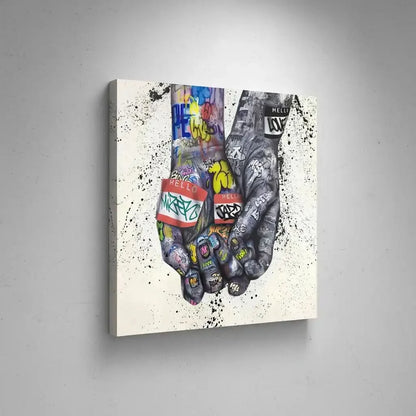 Deux mains entrelacées couvertes de graffitis multicolores, ambiance urbaine et dynamique pour salon moderne ou bureau créati