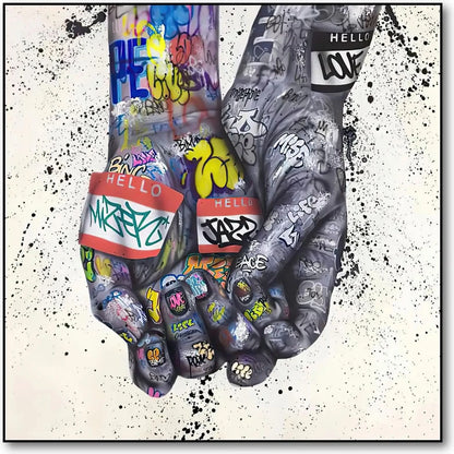 Deux mains entrelacées couvertes de graffitis multicolores, ambiance urbaine et dynamique pour salon moderne ou bureau créati