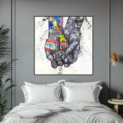 Deux mains entrelacées couvertes de graffitis multicolores, ambiance urbaine et dynamique pour salon moderne ou bureau créati