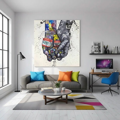 Deux mains entrelacées couvertes de graffitis multicolores, ambiance urbaine et dynamique pour salon moderne ou bureau créati