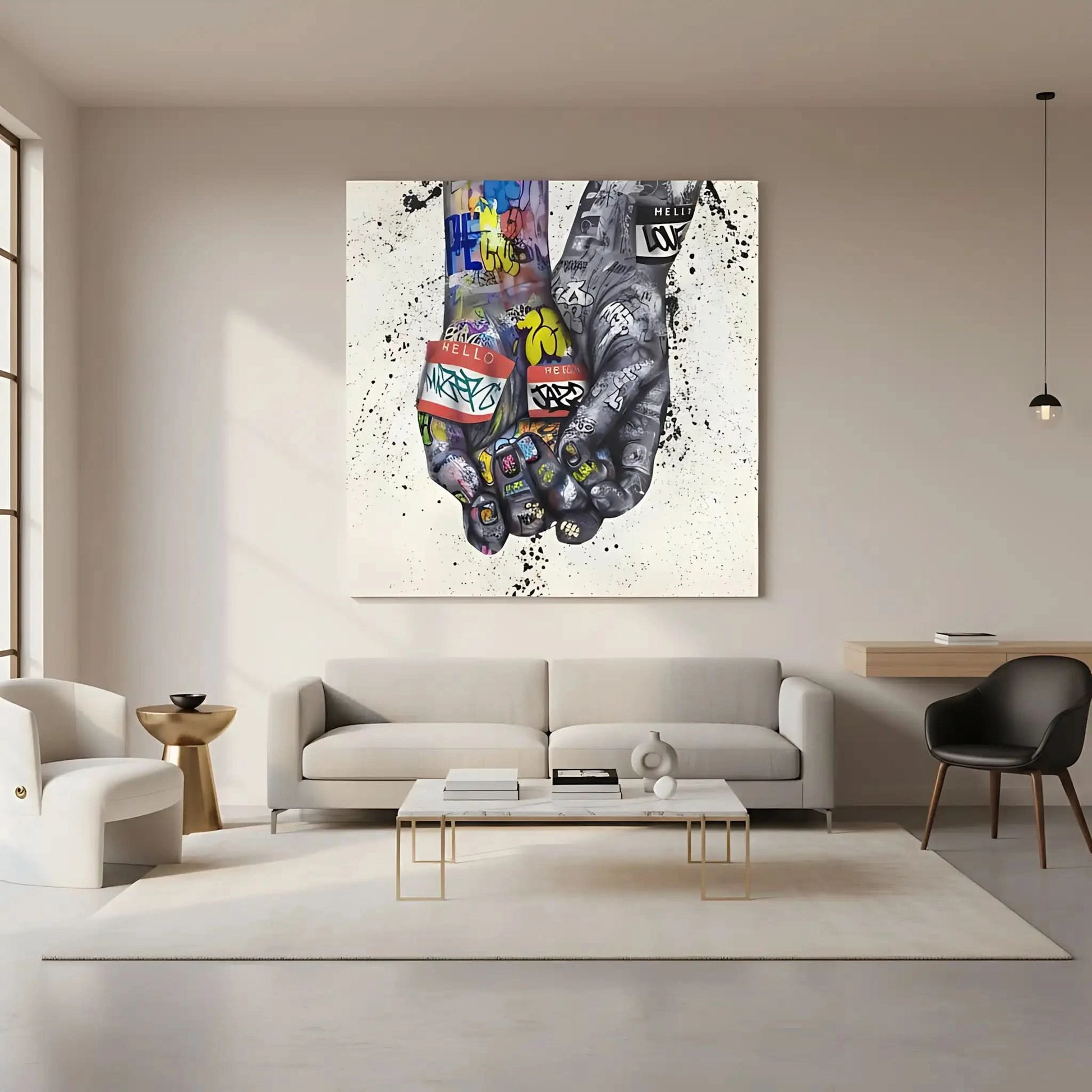 Deux mains entrelacées couvertes de graffitis multicolores, ambiance urbaine et dynamique pour salon moderne ou bureau créati