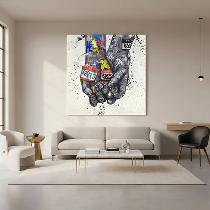 Deux mains entrelacées couvertes de graffitis multicolores, ambiance urbaine et dynamique pour salon moderne ou bureau créati