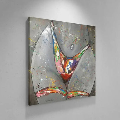 Silhouette féminine stylisée avec éclaboussures multicolores sur fond gris, énergie vibrante pour salon moderne.