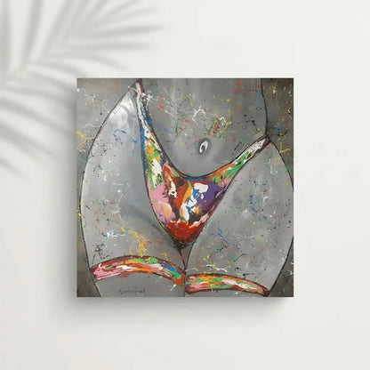 Silhouette féminine stylisée avec éclaboussures multicolores sur fond gris, énergie vibrante pour salon moderne.