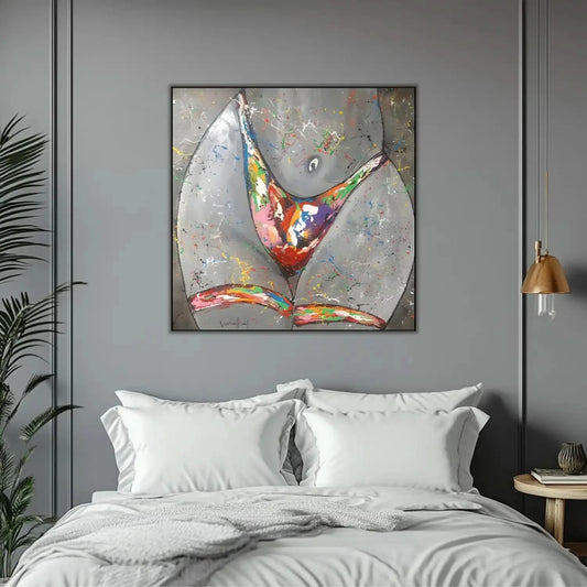 Silhouette féminine stylisée avec éclaboussures multicolores sur fond gris, énergie vibrante pour salon moderne.