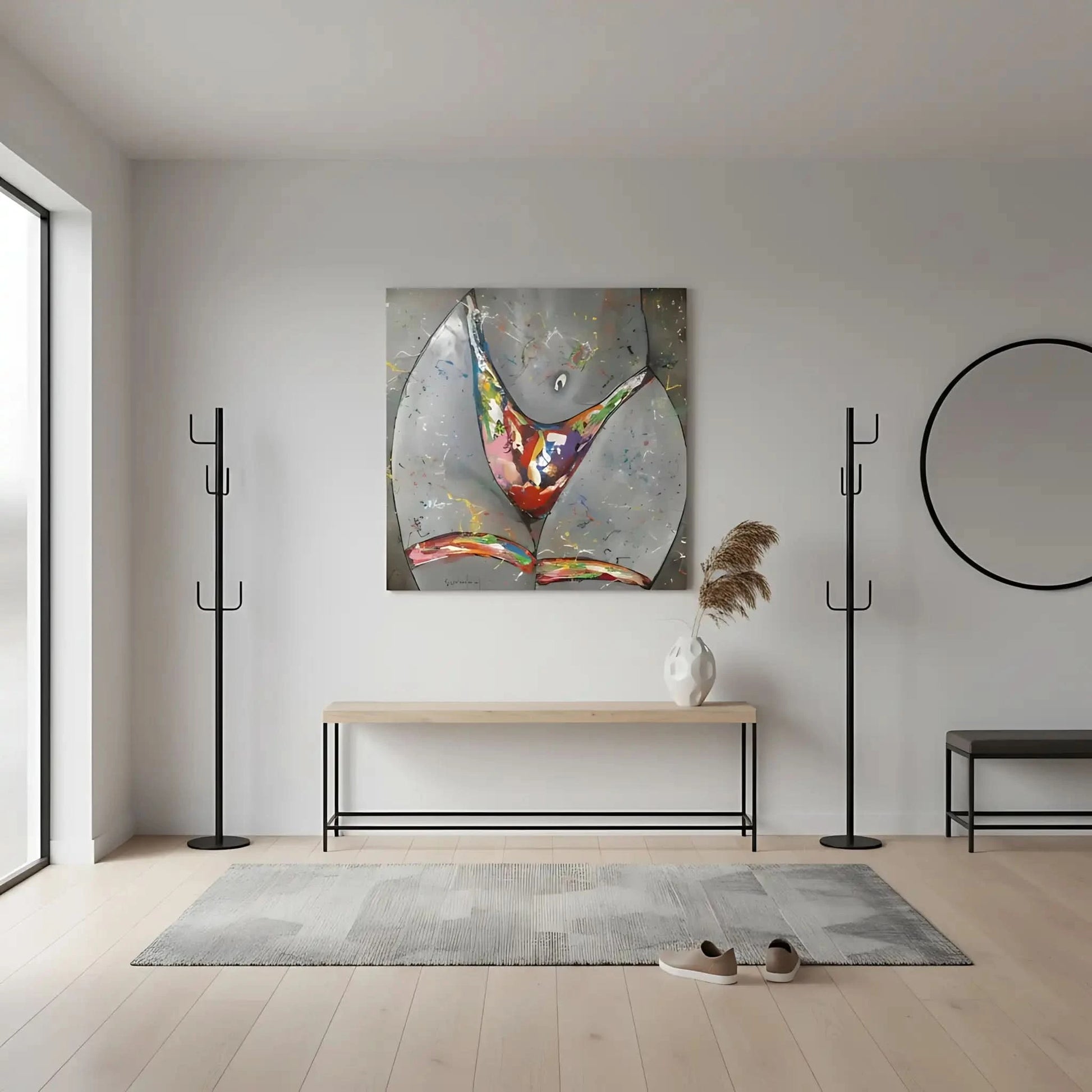 Silhouette féminine stylisée avec éclaboussures multicolores sur fond gris, énergie vibrante pour salon moderne.