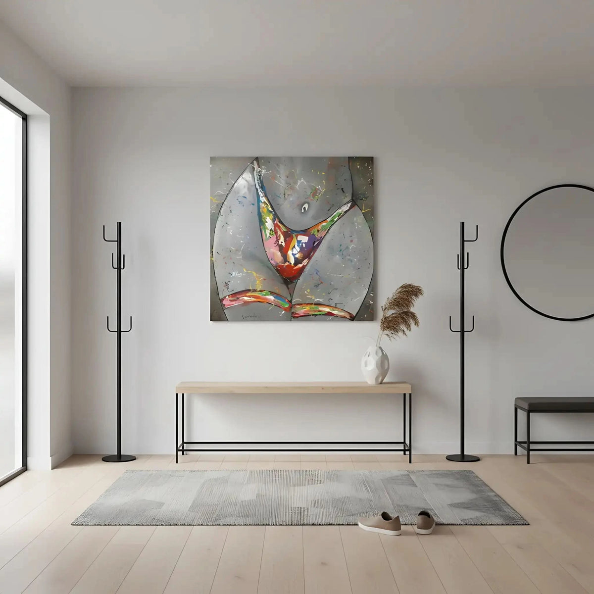 Silhouette féminine stylisée avec éclaboussures multicolores sur fond gris, énergie vibrante pour salon moderne.