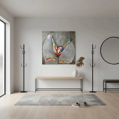 Silhouette féminine stylisée avec éclaboussures multicolores sur fond gris, énergie vibrante pour salon moderne.