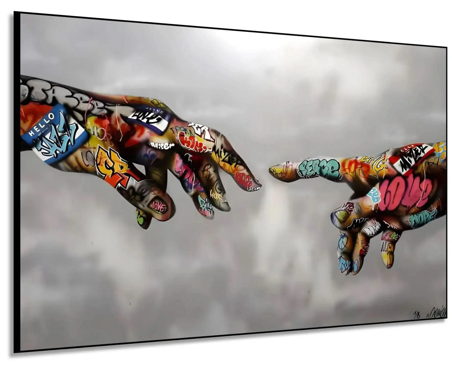 Deux mains recouvertes de graffitis multicolores sur fond gris, ambiance urbaine et moderne pour salon ou bureau.