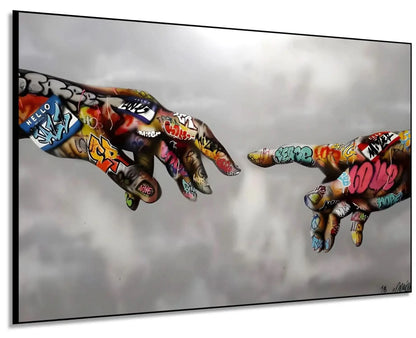 Deux mains recouvertes de graffitis multicolores sur fond gris, ambiance urbaine et moderne pour salon ou bureau.