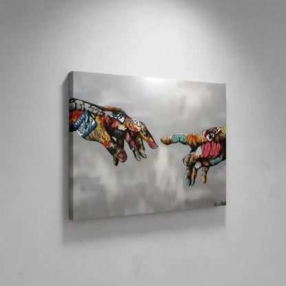 Deux mains recouvertes de graffitis multicolores sur fond gris, ambiance urbaine et moderne pour salon ou bureau.