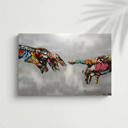 Deux mains recouvertes de graffitis multicolores sur fond gris, ambiance urbaine et moderne pour salon ou bureau.