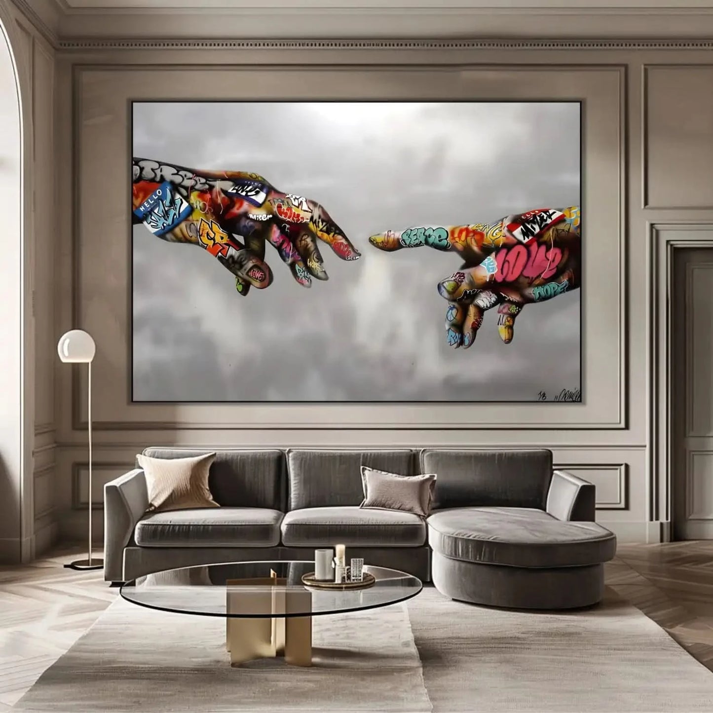 Deux mains recouvertes de graffitis multicolores sur fond gris, ambiance urbaine et moderne pour salon ou bureau.