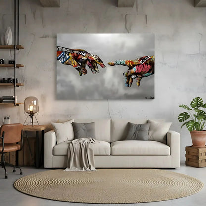 Deux mains recouvertes de graffitis multicolores sur fond gris, ambiance urbaine et moderne pour salon ou bureau.