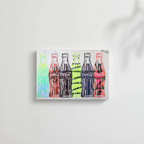 Tableau pop art avec six bouteilles de Coca-Cola colorées, motifs audacieux, ambiance joyeuse pour salon moderne.