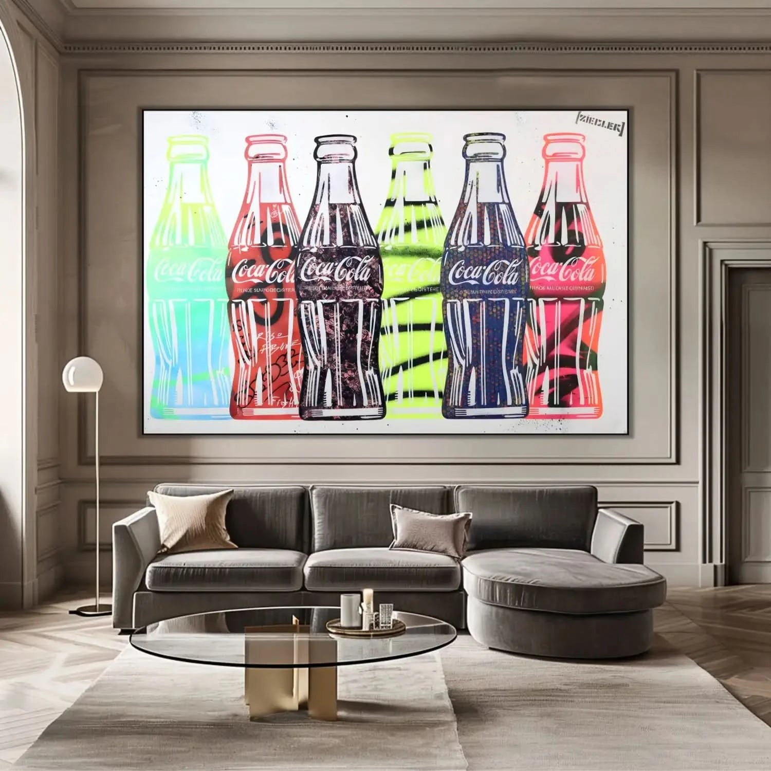 Tableau pop art avec six bouteilles de Coca-Cola colorées, motifs audacieux, ambiance joyeuse pour salon moderne.