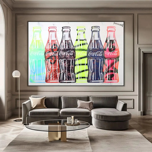 Tableau pop art avec six bouteilles de Coca-Cola colorées, motifs audacieux, ambiance joyeuse pour salon moderne.