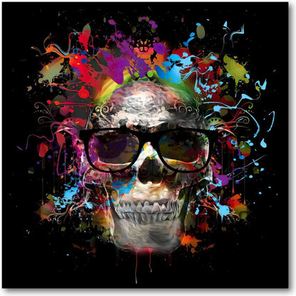 Crâne pop art avec lunettes noires, entouré d'éclaboussures multicolores sur fond noir, ambiance dynamique et moderne.