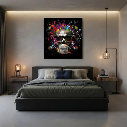 Crâne pop art avec lunettes noires, entouré d'éclaboussures multicolores sur fond noir, ambiance dynamique et moderne.