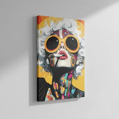 Portrait pop art d'une femme aux cheveux blancs, lunettes orange, motifs floraux et couleurs vives, ambiance énergique.