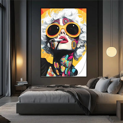Portrait pop art d'une femme aux cheveux blancs, lunettes orange, motifs floraux et couleurs vives, ambiance énergique.