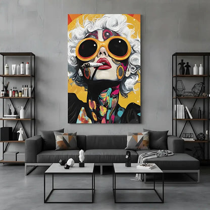 Portrait pop art d'une femme aux cheveux blancs, lunettes orange, motifs floraux et couleurs vives, ambiance énergique.