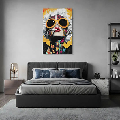 Portrait pop art d'une femme aux cheveux blancs, lunettes orange, motifs floraux et couleurs vives, ambiance énergique.