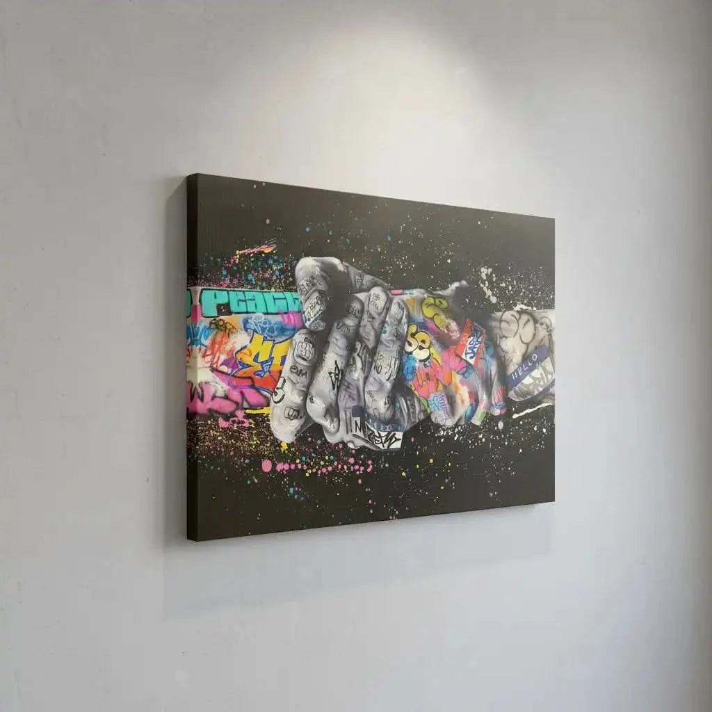 Tableau street art avec poignée de main, graffitis multicolores, ambiance urbaine et dynamique pour salon moderne ou bureau.