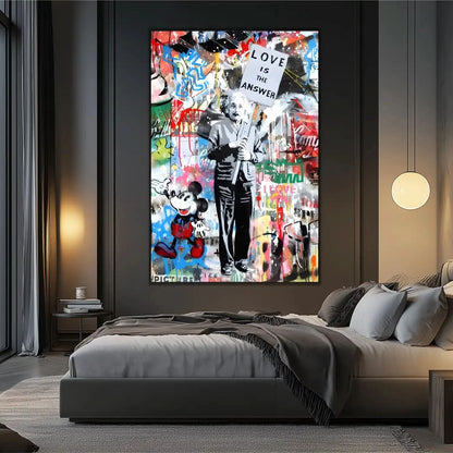 Toile pop art avec message d'amour, couleurs vives et personnages iconiques, idéale pour salon ou bureau moderne.