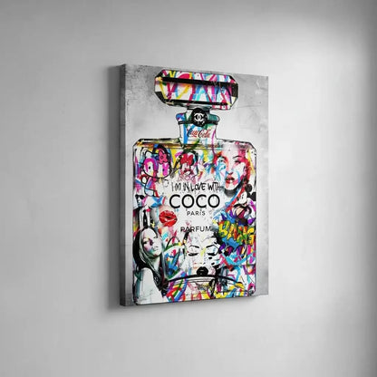 Flacon de parfum Pop Art avec graffitis multicolores, ambiance dynamique et moderne pour salon ou bureau.