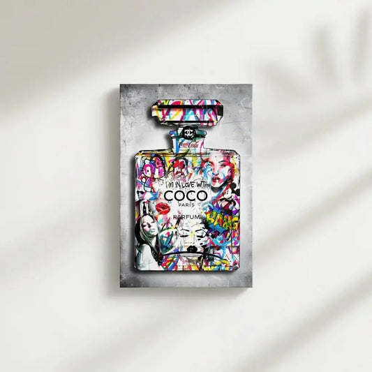 Flacon de parfum Pop Art avec graffitis multicolores, ambiance dynamique et moderne pour salon ou bureau.