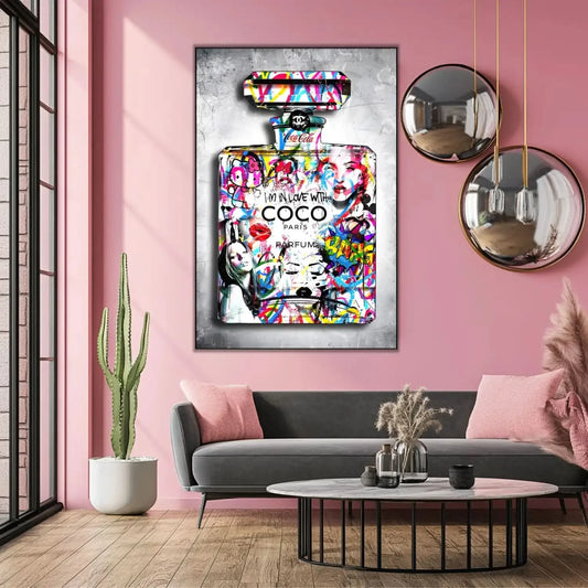 Flacon de parfum Pop Art avec graffitis multicolores, ambiance dynamique et moderne pour salon ou bureau.