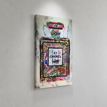 Flacon de parfum iconique avec graffitis multicolores, street art vibrant pour salon moderne ou bureau créatif.