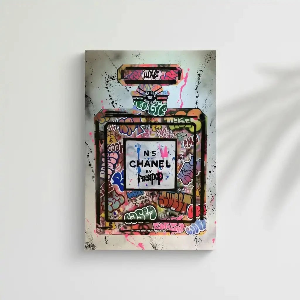 Flacon de parfum iconique avec graffitis multicolores, street art vibrant pour salon moderne ou bureau créatif.
