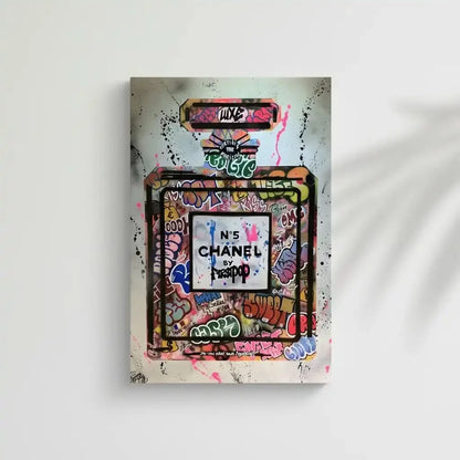 Flacon de parfum iconique avec graffitis multicolores, street art vibrant pour salon moderne ou bureau créatif.