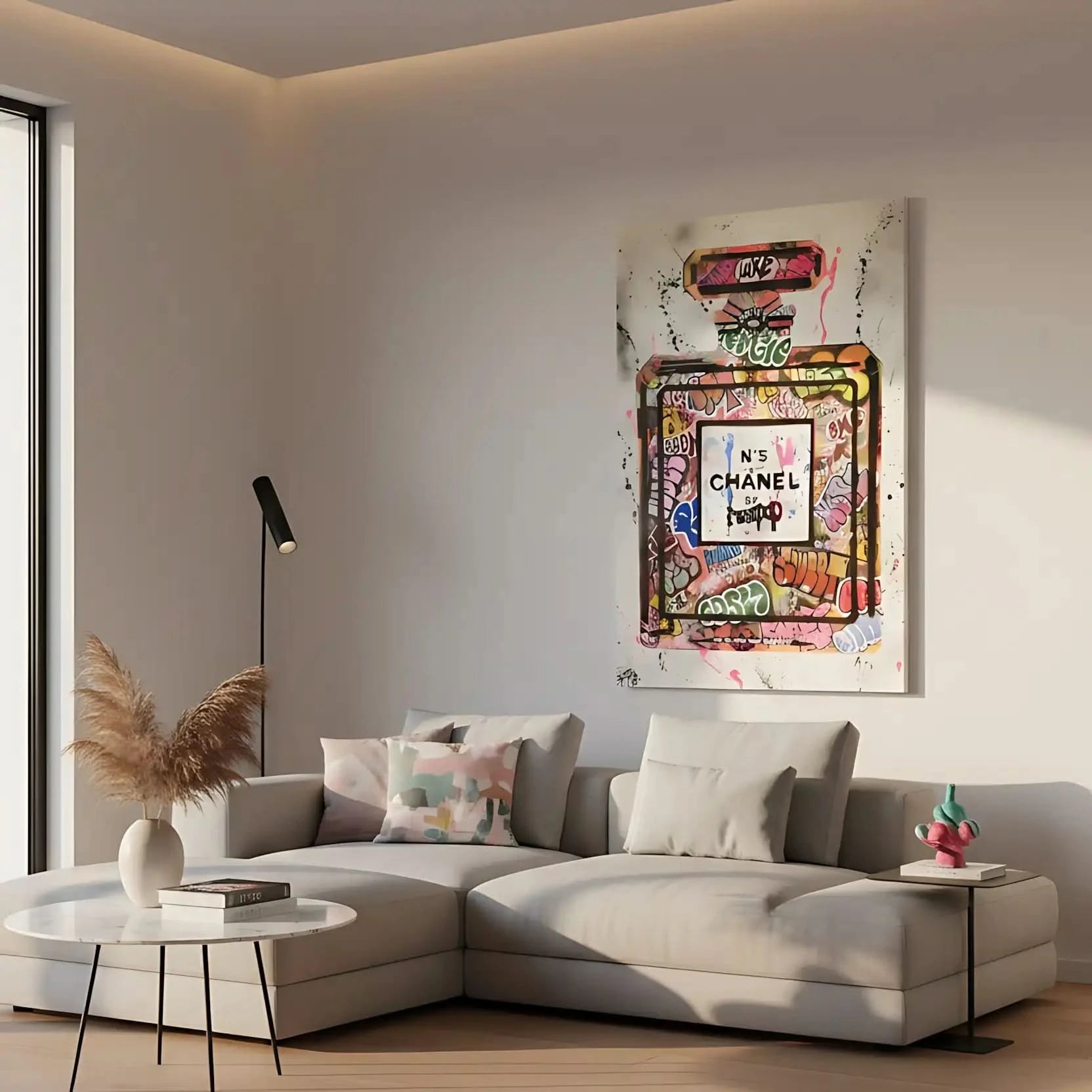 Flacon de parfum iconique avec graffitis multicolores, street art vibrant pour salon moderne ou bureau créatif.