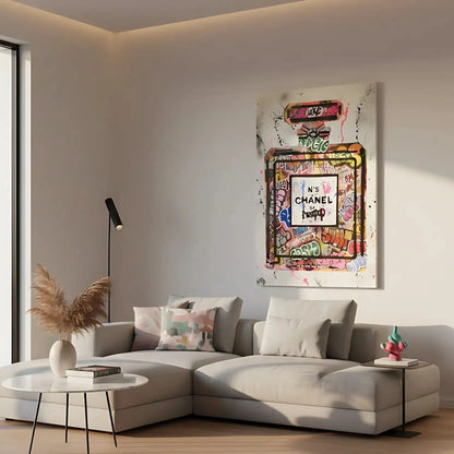 Flacon de parfum iconique avec graffitis multicolores, street art vibrant pour salon moderne ou bureau créatif.