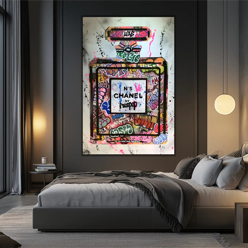Flacon de parfum iconique avec graffitis multicolores, street art vibrant pour salon moderne ou bureau créatif.