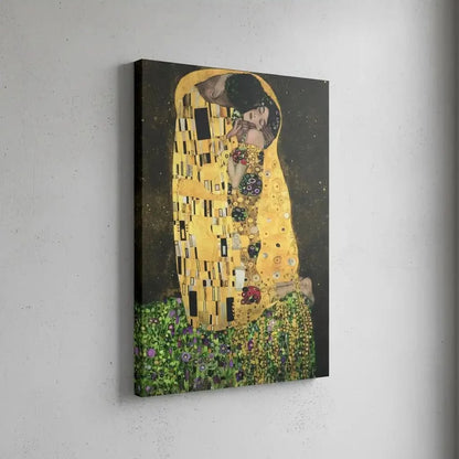 Couple enlacé avec motifs dorés et noirs, ambiance romantique et mystérieuse, idéal pour salon ou chambre élégante.