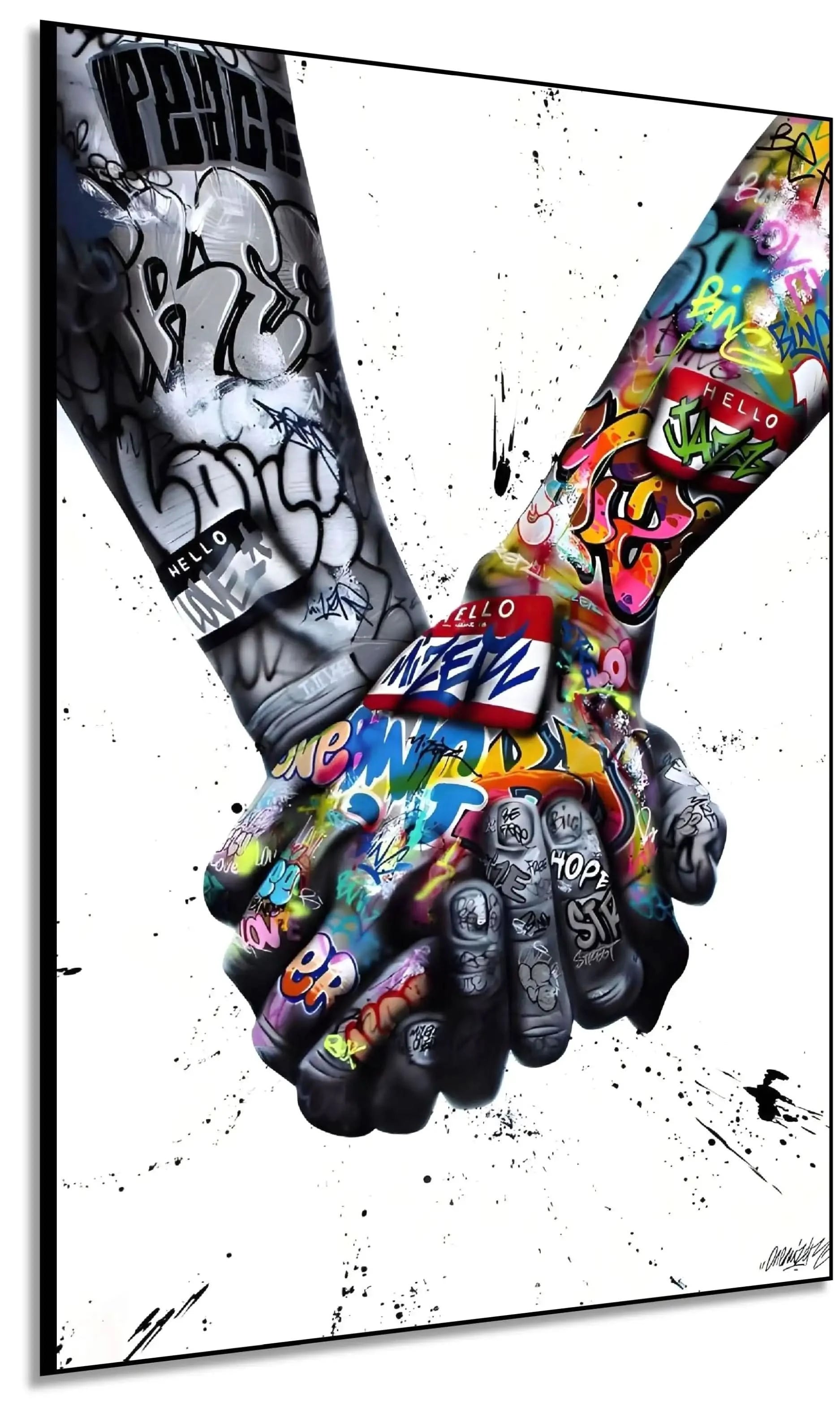 Deux mains entrelacées en street art, contrastes noir et blanc et couleurs vives, ambiance urbaine et message de solidarité.
