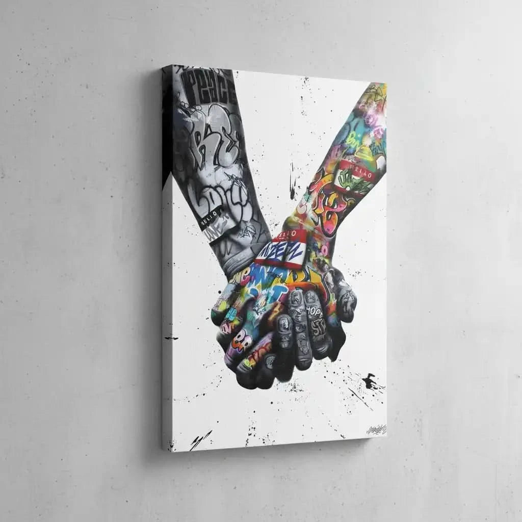 Deux mains entrelacées en street art, contrastes noir et blanc et couleurs vives, ambiance urbaine et message de solidarité.