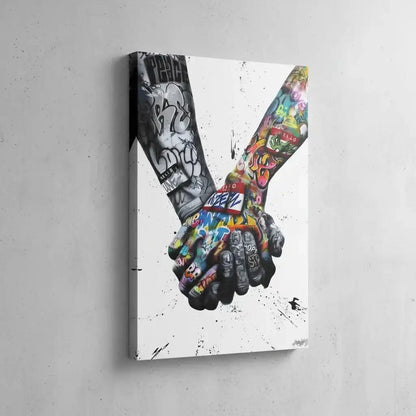Deux mains entrelacées en street art, contrastes noir et blanc et couleurs vives, ambiance urbaine et message de solidarité.