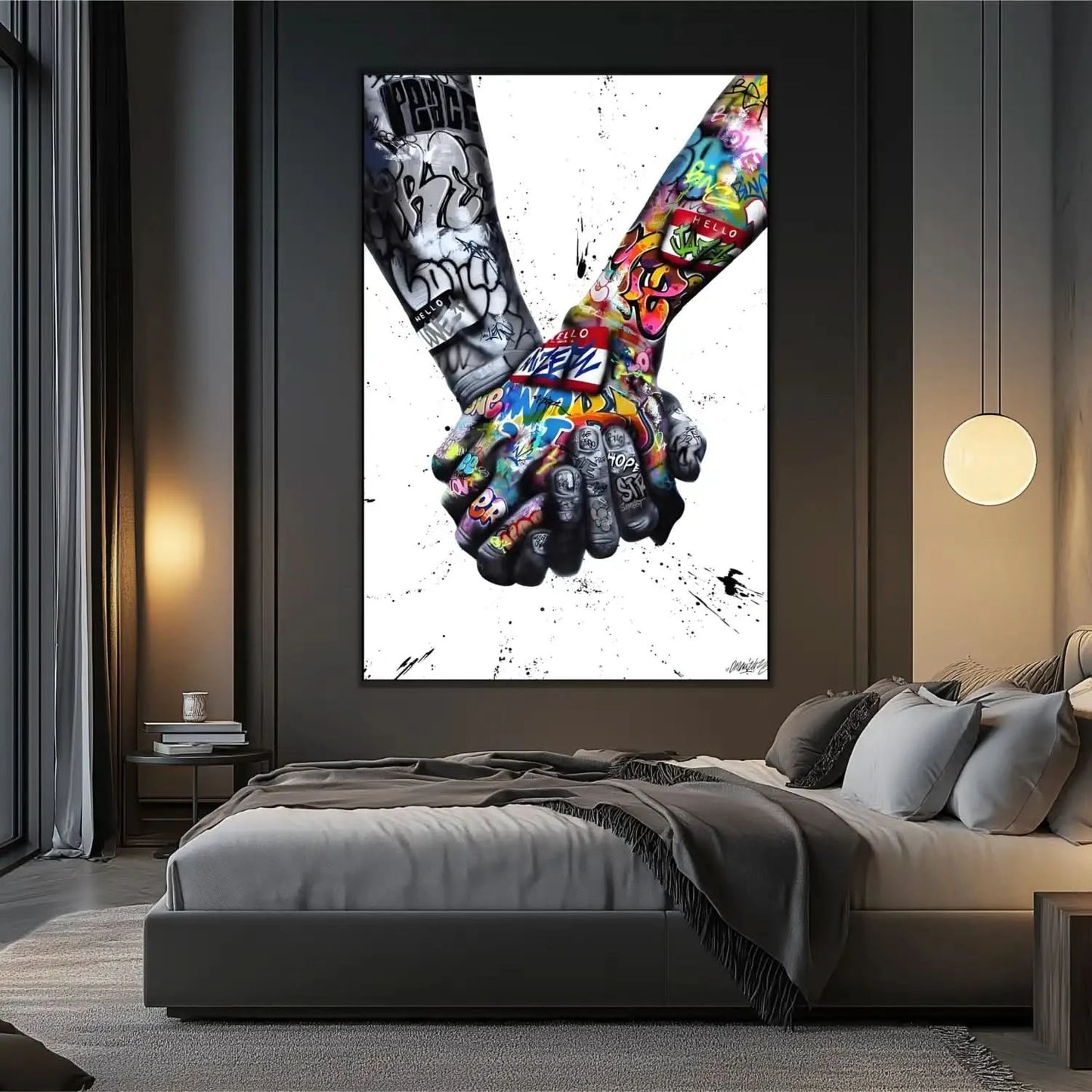 Deux mains entrelacées en street art, contrastes noir et blanc et couleurs vives, ambiance urbaine et message de solidarité.