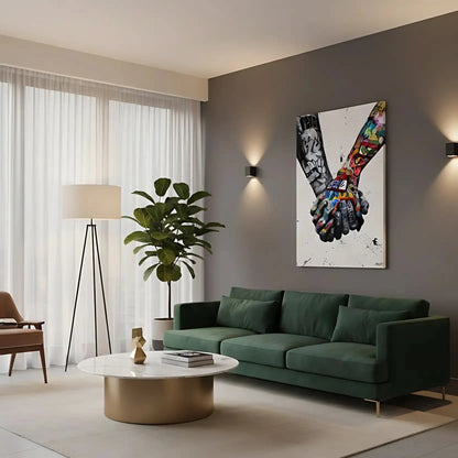 Deux mains entrelacées en street art, contrastes noir et blanc et couleurs vives, ambiance urbaine et message de solidarité.