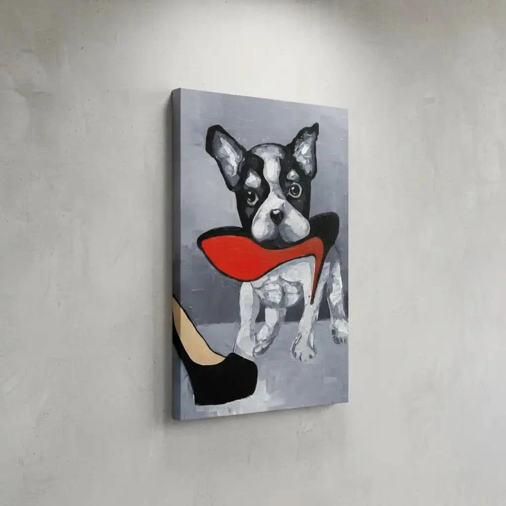 Chien noir et blanc avec talon rouge vif, fond gris, ambiance ludique et élégante pour salon moderne.