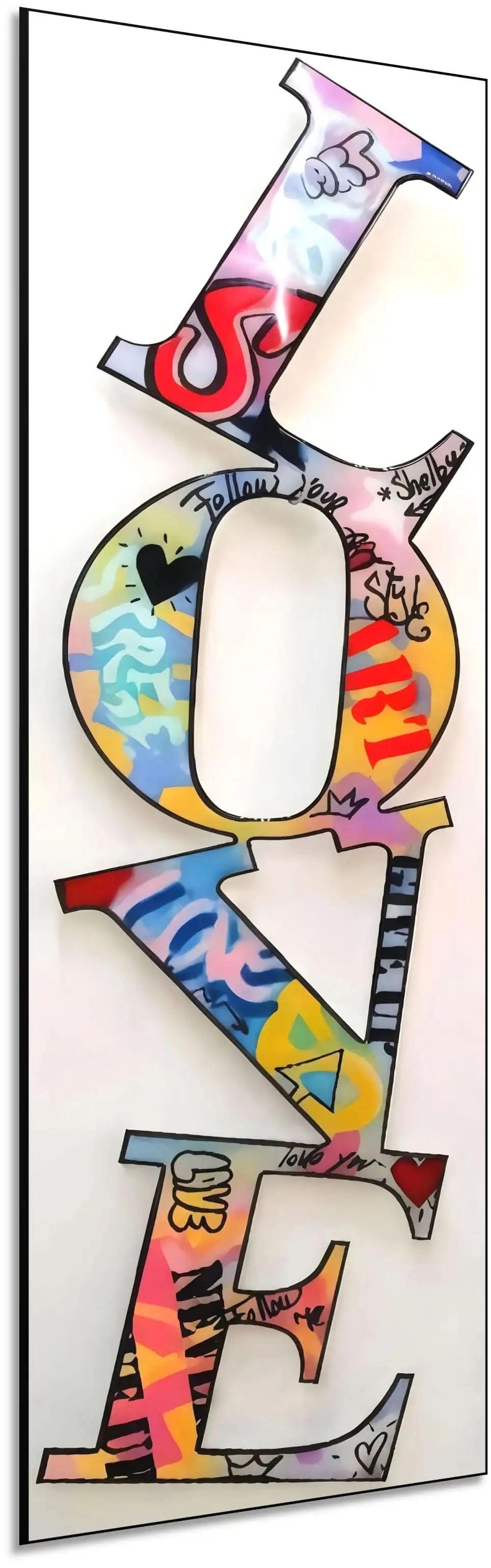 Mot 'LOVE' en street art multicolore, ambiance dynamique et joyeuse, idéal pour salon moderne ou bureau.