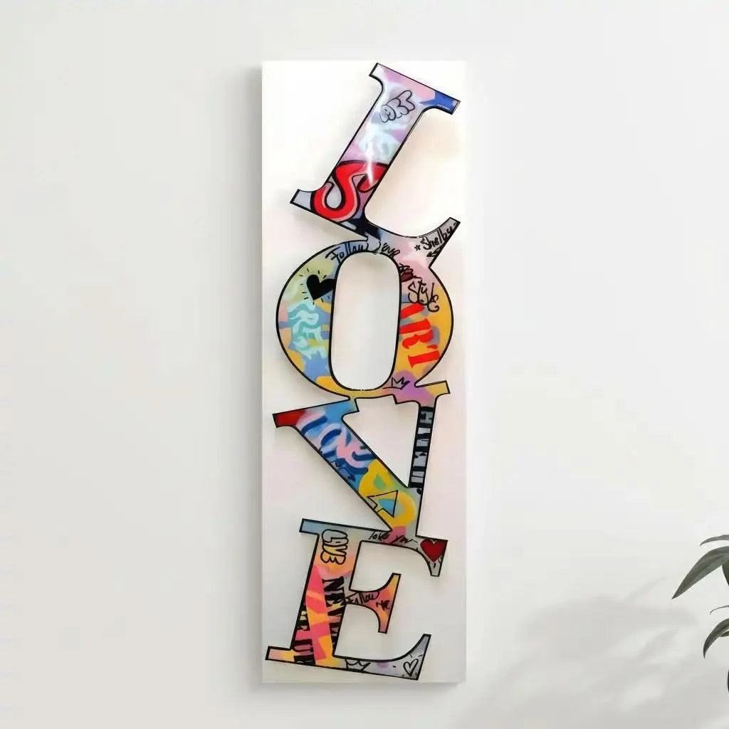 Mot 'LOVE' en street art multicolore, ambiance dynamique et joyeuse, idéal pour salon moderne ou bureau.